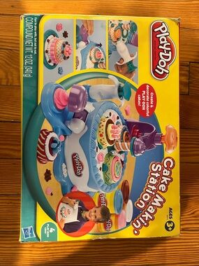 Play-Doh Cake Makin’ Station ALL pieces intact!
